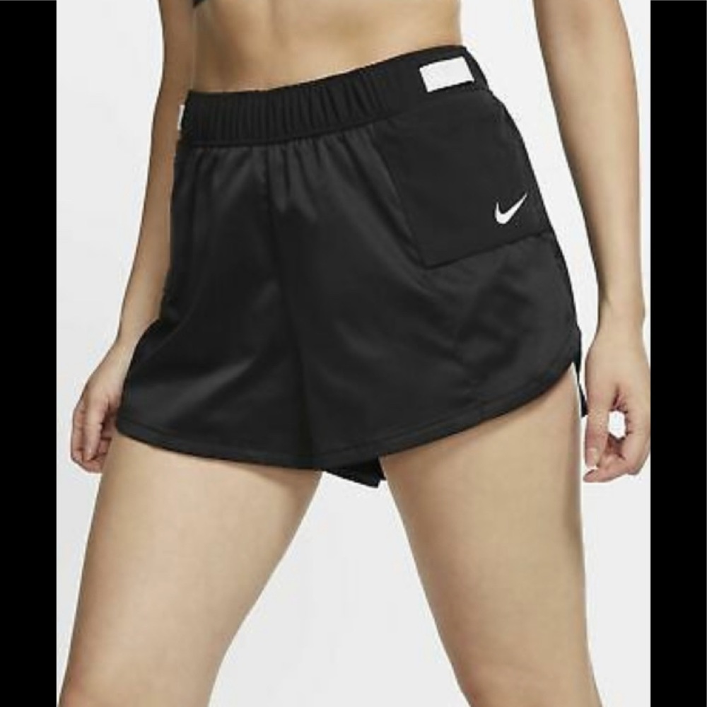 NEW Women’s Nike Tempo Lux 3” shorts